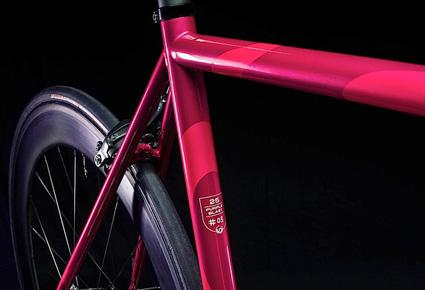 فانديك تكشف عن دراجة بلاست الزهرية